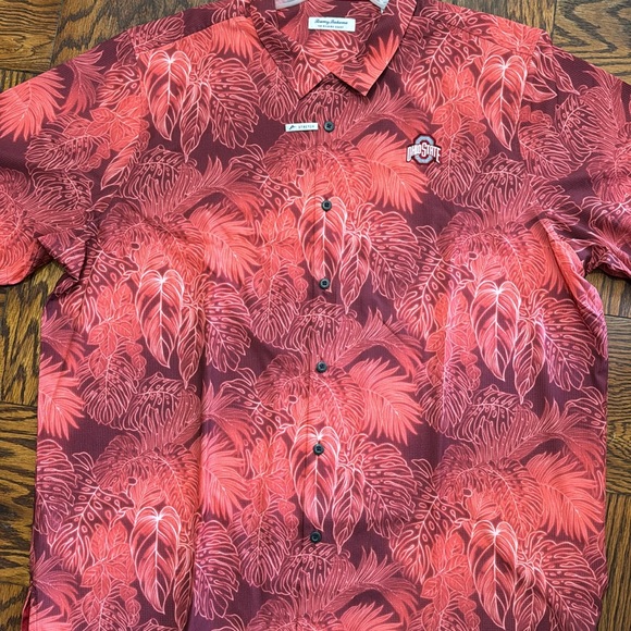 Men’s fanatics college theme Hawaii style button down shirt - Picture 3 of 6